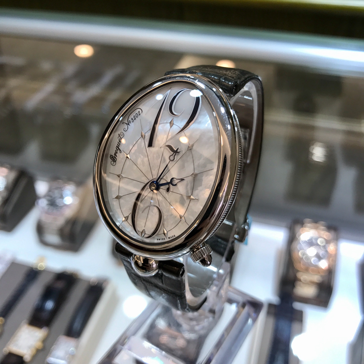 Breguet 宝玑 Reine de Naples 那不勒斯皇后系列，8967ST/58/986。精钢表壳，白色天然贝母面盘，带宝玑阿拉伯数字时符，Cal.591C自动上弦机械机芯，动力储备38小时。专柜定价：119200元。 单表无附件。