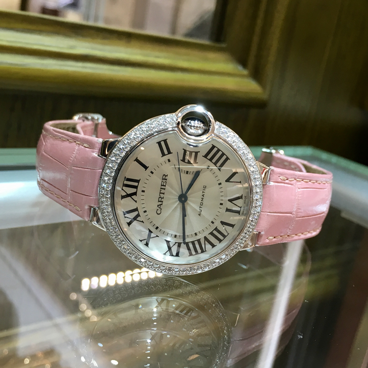 Cartier 卡地亚 Ballon Bleu 蓝气球系列，WE900651。36.6毫米表径，18K白金原钻表壳，镀银扭索雕纹面盘，罗马数字时标，Cal.076自动上弦机械机芯。专柜定价：276000元。 单表无附件。