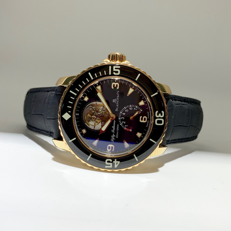 Blancpain 宝珀 五十噚系列，5025-3630-52A。45毫米大表径，18K玫瑰金表壳，黑色面盘，12点位置陀飞轮装置，6点位置动力储备显示，25A自动上弦机械机芯，动力储备192小时，专柜定价：1029500元。 单表附盒子。