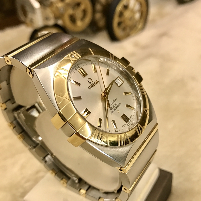 Omega 欧米茄 星座系列，39毫米表径，18K黄金/精钢，三点位置视窗式日期显示，自动上弦机械机芯。 单表无附件。