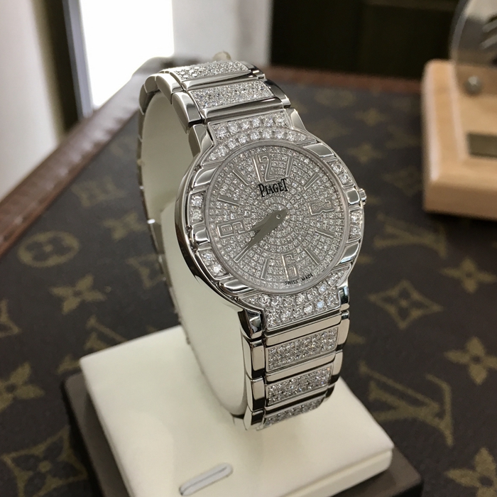 PIAGET 伯爵 POLO 系列，G0A36234。32毫米表径，18K白金镶钻表壳，满钻圆形表盘。蓝宝石水晶玻璃表镜。精准石英机芯。专柜定价：287920元。 全套附件齐全。