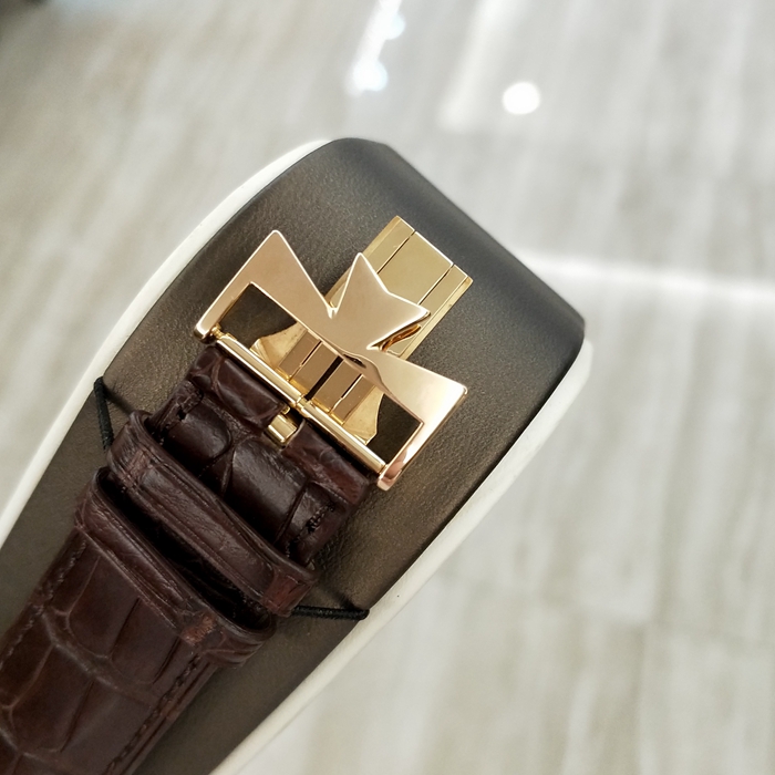 Vacheron Constantin 江诗丹顿 Malte 马耳他系列，49180/000R-9361。40x50 毫米表径，18K玫瑰金表壳，银灰色酒桶型表盘，12点位置视窗式日期显示，计时功能自动上弦机械机芯，动力储备40小时。 单表无附件。