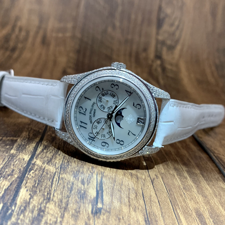 PATEK PHILIPPE 百达翡丽 复杂功能时计系列，4937G-001。37毫米表径，珍珠贝母面，宝玑式字块，3点位置为月份显示，6点位置为视窗式日期显示，9点位置为星期显示，月相显示功能，Cal.324 S QA LU自动上弦机械机芯，动力储备45小时，专柜定价：515000元。 单表无附件。?