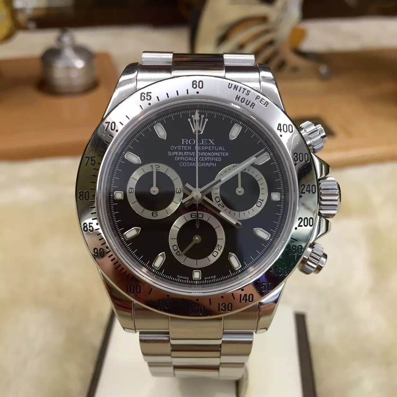 Rolex 劳力士 迪通拿系列，116520。精钢，40毫米表径。黑色表盘，中央时、分及秒针，小秒针设于6点位置，通过中央指针使定时器精准至1/8秒，30分钟和12小时计时盘分别设于3点和9点位置，秒针暂停功能以准确调校时间。蚝式三排链节表带，蚝式保险摺扣配5毫米易调链节伸展系统。旋入式精钢材质底盖，自产 4130型自动上链机械机芯，动力储备72小时。