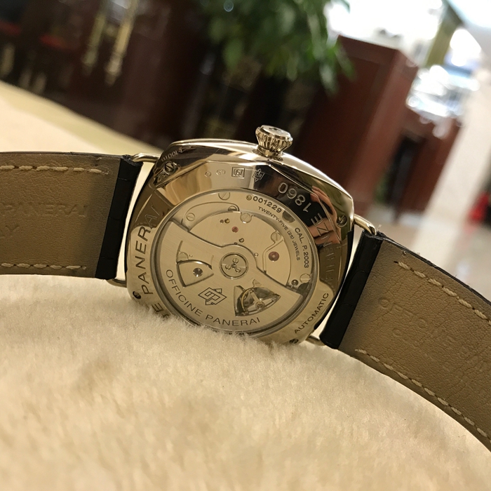Panerai 沛纳海，00235。45毫米表径，18K白金表壳，黑色面盘，附夜光阿拉伯数字及小时标示。3点钟位置设日期显示，9点钟位置设小秒盘和24小时显示，6点钟位置设线性动力储存显示。自产P.2003自动上弦机械机芯，动力储备240小时。 全套附件齐全。