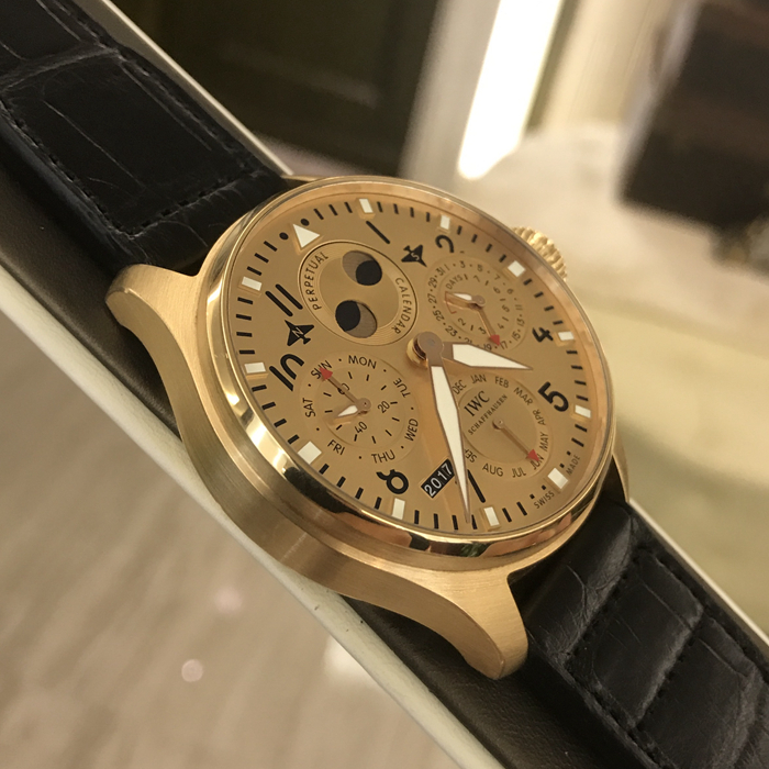 IWC 万国 飞行员系列， IW502639，新款金面万年历。44毫米表径，18K玫瑰金表壳，7日链动力储备显示。背透自动上弦机械机芯。 未使用品全套附件齐全。