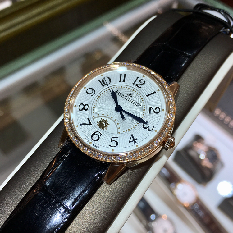 Jaeger-LeCoultre 积家 约会系列，3442420。34毫米表径，18K玫瑰金镶钻表壳，共镶嵌60颗钻石，银色扭索饰纹面盘，黑色移印数字，花形指针，表盘中心设有一个指示器，在晚间呈现月亮和星辰，在日间则呈现太阳图案。这款腕表按照天体运行的规律不断变换，仿佛上演一场极富诗意芭蕾舞。898A/1自动上弦机械机芯，动力储备38小时。专柜定价：164000元。 未使用品全套附件齐全。