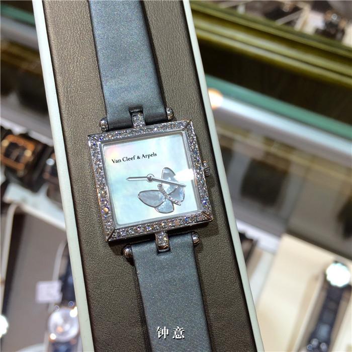 Van Cleef & Arpels 梵克雅宝，HH22907。25*25毫米表径，18K白金原镶钻圈，贝母面盘蝴蝶图案，石英机芯，白金满钻针扣，绢丝表带。 单表无附件。