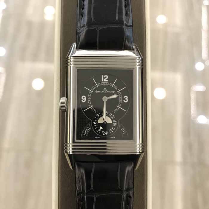 Jaeger-LeCoultre 积家 Reservo 翻转腕表系列，Q3748421。48.5x29.5毫米表径，精钢表壳，两个表盘分别显示两个不同的时间。正面显示标准时间，并设有小秒针于6点位置和12点位设日期窗口，表盘外侧饰以垂直雕纹、中间以巴黎钉饰纹修饰。背面显示第二时区时间，并设有昼／夜指示功能。手动上弦机械机芯，动力储备48小时。专柜定价：72500元。 单表无附件。