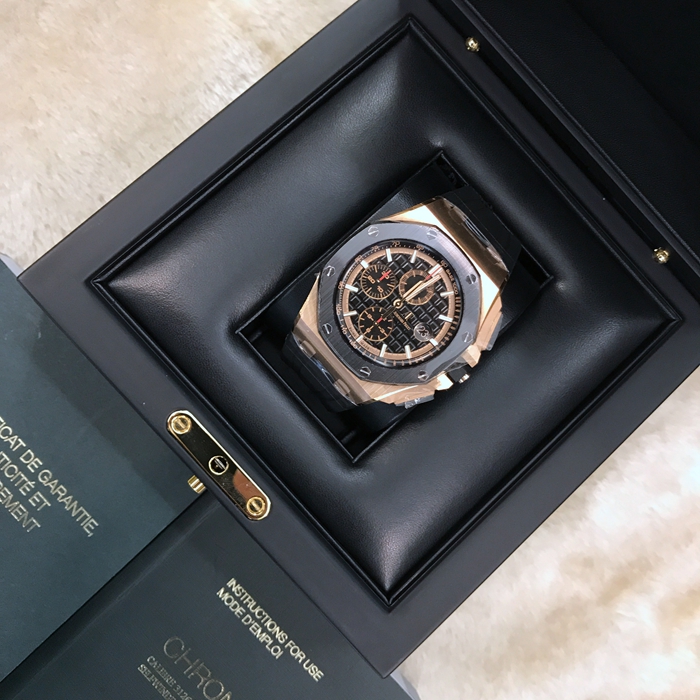 Audermars Piguet 爱彼 皇家橡树离岸型系列，26401RO.OO.A002CA.02。44毫米表径。18K玫瑰金表壳，陶瓷表圈。黑色表盘镌刻“Méga Tapisserie”超大格纹装饰，搭配玫瑰金色外区，黑色副表盘，玫瑰金材质荧光立体时标和皇家橡树指针，黑色内表圈。 未使用品全套附件齐全。