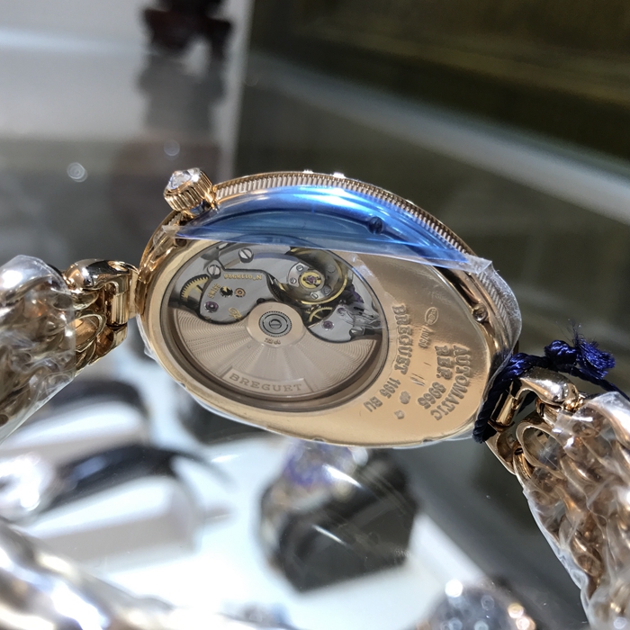 Breguet 宝玑 Reine de Naples 那不勒斯皇后系列，8965BR/5W/J53 DDD0。43x34.95毫米表径，18k玫瑰金鹅卵形表壳，珍珠贝母盘，金质字罗马时标，自动上弦机械机芯，专柜定价50多万。 未使用品全套附件齐全。