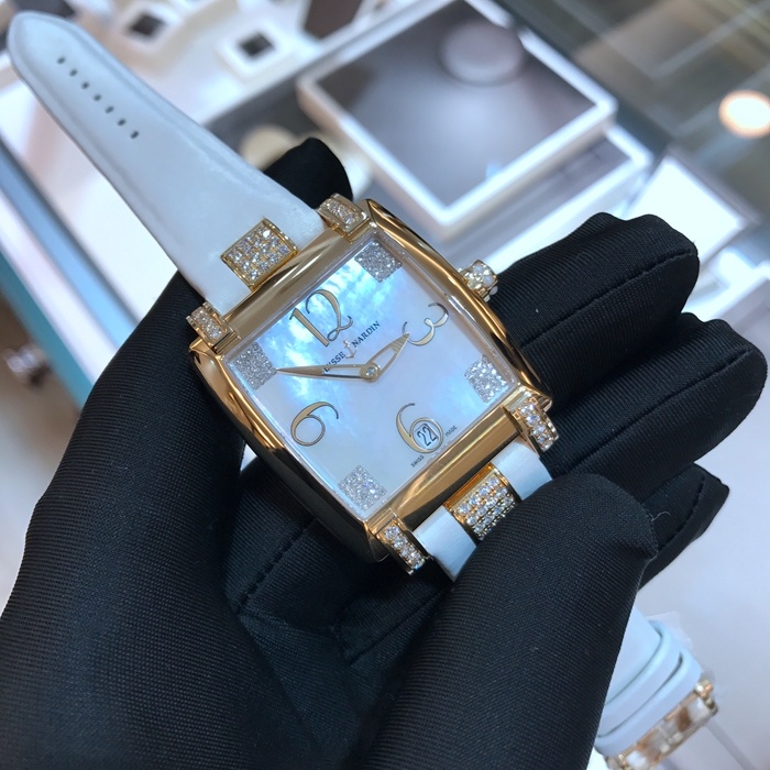 Ulysse Nardin 雅典 奇想系列，136-91/601。18K玫瑰金表壳，34x35毫米表径，贝母面盘镶钻搭配金质立体时标，6点位置日期显示，自动上弦机械机芯。专柜定价：255000元。 未使用品全套附件齐全。