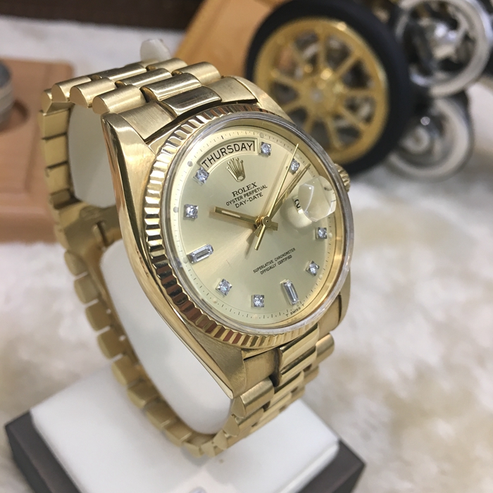 Rolex 劳力士 星期日历型系列，118348。36毫米表径，18K黄金表壳。香槟色面盘，中央时、分及秒针，表面设瞬跳日历及星期显示。自动上弦机械机芯，动力储备48小时。 单表无附件。?