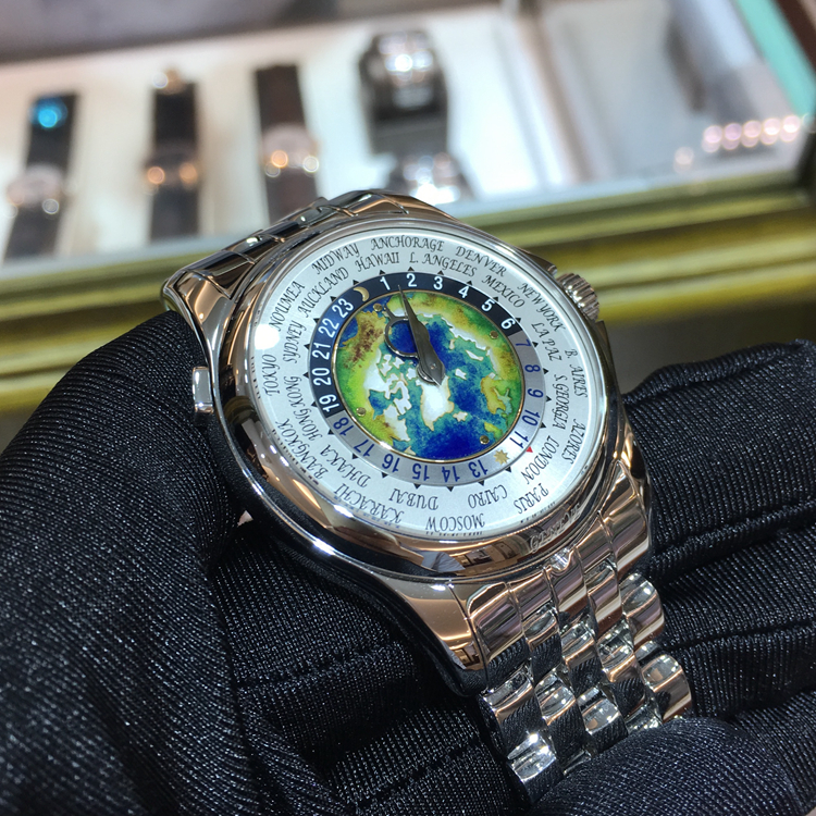 PATEK PHILIPPE 百达翡丽 复杂功能时计系列，5131/1P-001。39.5毫米表径，PT950铂金表壳，表盘中心为掐丝珐琅工艺制作的北极地图图案，世界时间，24个时间的24小时与昼/夜显示。240 HU自动上弦机械机芯，动力储备48小时，专柜定价：982100元。 未使用品单表附保卡。