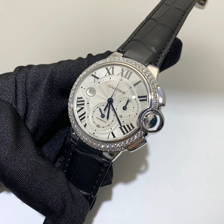 Cartier 卡地亚 Ballon Bleu 蓝气球系列，WE902002。44毫米表径，18K白金原钻表壳，银白色面盘，罗马数字时标，日期显示、计时功能，Cal.8101MC自动上弦机械机芯，专柜定价：355000元。 单表无附件。