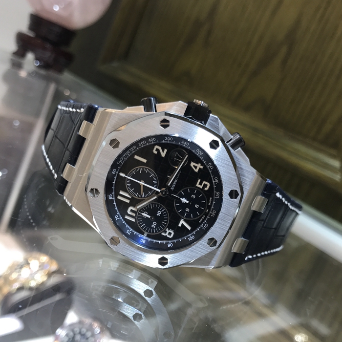 Audermars Piguet 爱彼 皇家橡树离岸型系列，26470ST.OO.A028CR.01。42毫米表径，精钢表壳，黑色陶瓷按钮和旋入式表冠。黑色表盘镌刻“Méga Tapisserie”超大格纹装饰，搭配蓝色副表盘，荧光白色阿拉伯数字时标，蓝色内表圈。搭载Calibre 3126/3840自动上弦机械机芯，动力储备50小时。 未使用品全套附件齐全。