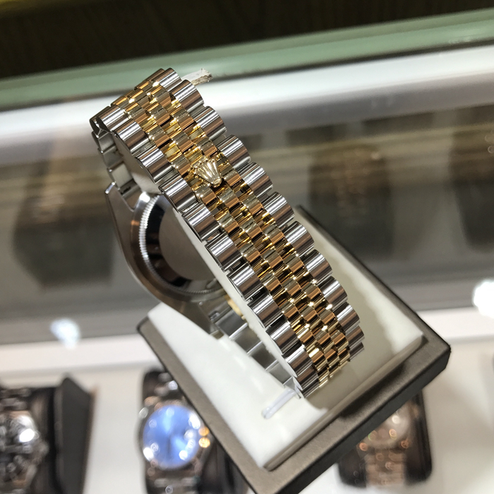 ROLEX 劳力士 日志型系列，116243。36毫米表径，18K黄金/精钢表壳镶钻，纪念花纹面盘，钻石时标，3点位置防反光凸透式放大（2.5倍）日历窗，自动上弦机械机芯。 单表无附件。