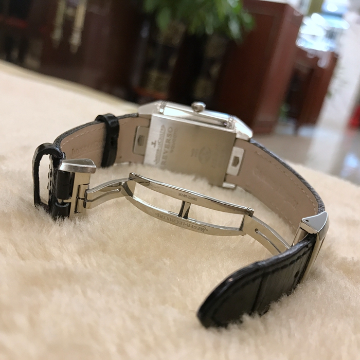 Jaeger-LeCoultre 积家 Reservo 翻转腕表系列，Q7058420。42x28.8毫米表径，精钢表壳镶嵌36颗钻石，约0.58克拉，银色正面表盘，扭索形及阳光形饰纹，6点位置日期显示，黑色背面表盘，配备外露摆陀。自动上弦机械机芯，动力储备42小时。 单表无附件。