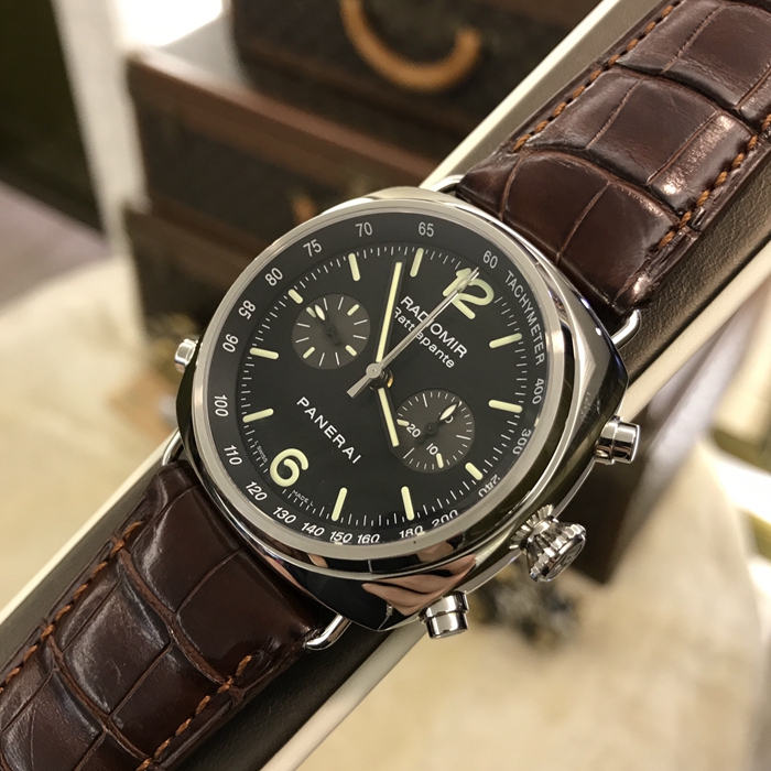 Panerai 沛纳海  限量珍藏款系列，PAM 00214。精钢表壳，45毫米表径，黑色面盘，计时功能自动上弦机械机芯。专柜定价：123500元。 全套附件齐全。