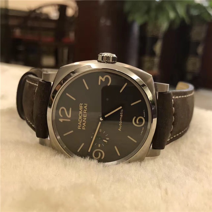 Panerai 沛纳海 RADIOMIR 1940系列，PAM00619。磨砂钛金属表壳，表径45毫米，附夜光阿拉伯数字及小时标示。9点钟位置设小秒针。刚玉制成蓝宝石水晶表镜。沛纳海自产 P.4000手动上链机械式机芯，两个发条盒，动力储备72小时（3日）。专柜定价：75500元。
