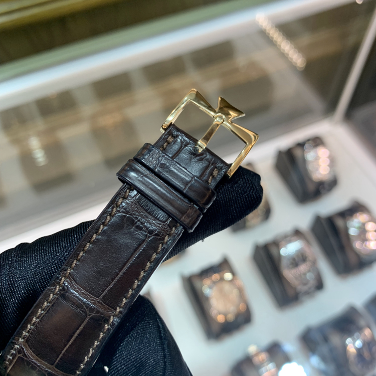 Vacheron Constantin 江诗丹顿 Historiques 历史名作系列，47300/000J-9065。43.1毫米表径，18K黄金表壳，银白色方形面盘，视窗式星期、月份显示，指针式日期显示，月相显示，Cal.1125自动上弦机械机芯，专柜定价：346000元。 单表无附件。