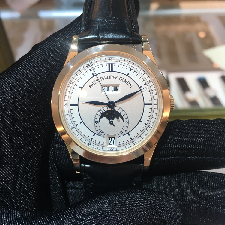 PATEK PHILIPPE 百达翡丽 复杂功能计时系列，5396R-001。38毫米表径，18K玫瑰金表壳，白色面盘，视窗式星期、日期和月份显示，以及月相显示。自动上弦机械机芯。 单表无附件。