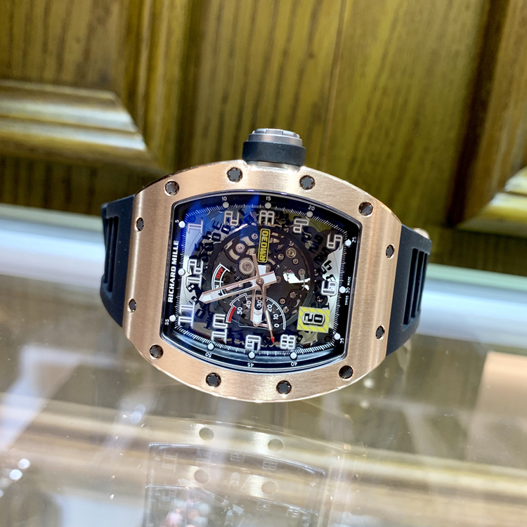 RICHARD MILLE 理查德米勒 男士系列，RM 030。50x42.7毫米表径，18K玫瑰金表壳，酒桶型镂空面盘，7点位置为日期显示，自动上弦机械机芯。 单表无附件。