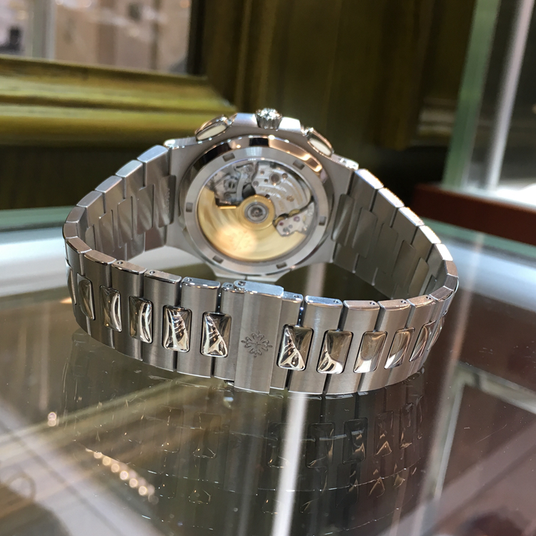 PATEK PHILIPPE 百达翡丽 NAUTILUS 运动系列，5990/1A-001。精钢表壳，黑色渐变表盘，覆荧光涂层金质立体时标，中心大秒针，当地与原居地双时区时间显示，视窗式‘LOCAL’（本地）和‘HOME’（原居地）昼/夜显示。不锈钢链带，配有Nautilus折叠式表扣，旋入式表冠，蓝宝石水晶透盖。自产CH 28-520 C FUS 自动上弦机械机芯，动力储备45-55小时。专柜定价：401400元。 单表附保卡。