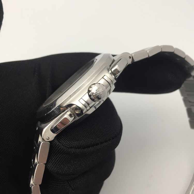 PATEK PHILIPPE 百达翡丽 NAUTILUS 运动系列，5980/1A-001。40.5毫米表径，精钢表壳，深蓝色面盘，纯金立体时标，覆荧光涂层，3点位置日期显示，计时功能，Cal.CH 28-520 C自动上弦机械机芯，动力储备55小时。专柜定价：358700元。 单表无附件。