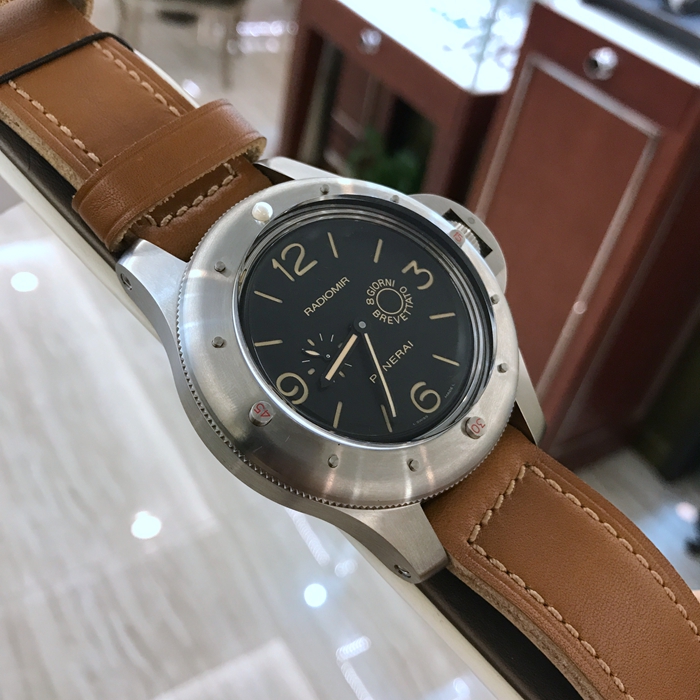 沛纳海之王EGIZIANO，PAM 00341。60毫米巨大表径，磨砂钛金属表壳，配Plexiglas树脂玻璃，双向旋转表圈。黑色表盘附夜光阿拉伯数字及小时标示。9点钟位置设小秒针。 沛纳海P.2002/7手动上链机械式机芯，8日动力储存，三个发条盒。 单表无附件。