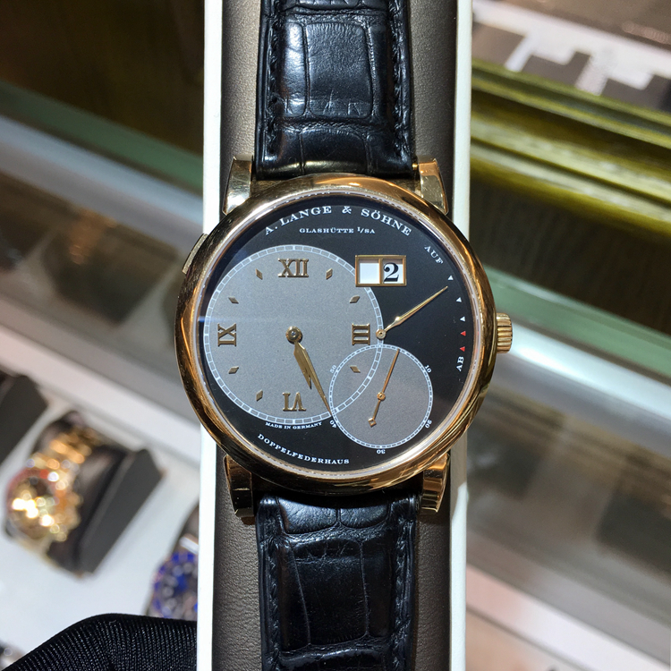 A. Lange & Sohne 朗格 LANGE 1 系列，115.031。41.9毫米表径，18k玫瑰金表壳，深灰和深蓝色表盘。偏心时间显示；具备停秒装置的小秒盘；大日历显示；UP/DOWN动力储存指示。自产Cal.L901.2手动上弦机械机芯，动力储备72小时。  单表无附件。