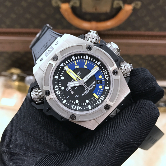 Hublot 宇舶 王者至尊系列，732.NX.1127.RX。48毫米表径，钛金属表壳，黑色面盘，5点位置日期显示，9点位置小秒针，计时功能自动上弦机械机械。专柜定价：153900元。 未使用品单表无附件。