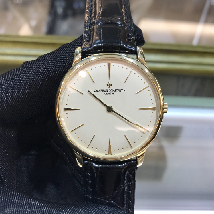 Vacheron Constantin 江诗丹顿 传承系列，81180/000J-9118。40毫米表径，18K黄金表壳，银白色面盘，Cal.1400手动上弦机械机芯，动力储备40小时，专柜定价：145000元。 单表无附件。