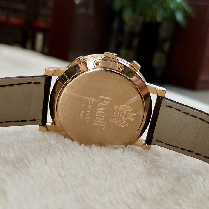 PIAGET 伯爵 ALTIPLANO系列，G0A35153。43毫米表径，18K玫瑰金后加钻表壳，一表双机芯，翻盖两地时区功能，伯爵自产Cal.838P手动上弦机械机芯。 专柜定价：315000元。