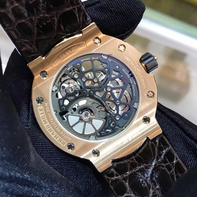 RICHARD MILLE 理查德米勒 男士系列，RM 033 RG。45.7毫米表径，18K玫瑰金表壳，采用碳纤维材质，小时刻度处填充有经过批准的荧光材料面盘，罗马数字时标，RM 033自动上弦机械机芯，动力储备4小时，专柜定价：808000元。 单表无附件。