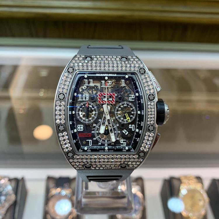 RICHARD MILLE 理查德米勒 男士系列，RM 011。40*50毫米表径，钛金属后加钻表壳，镂空面盘，12点位置为日期显示，RM011-S自动上弦机械机芯，动力储备50小时。 全套附件齐全。