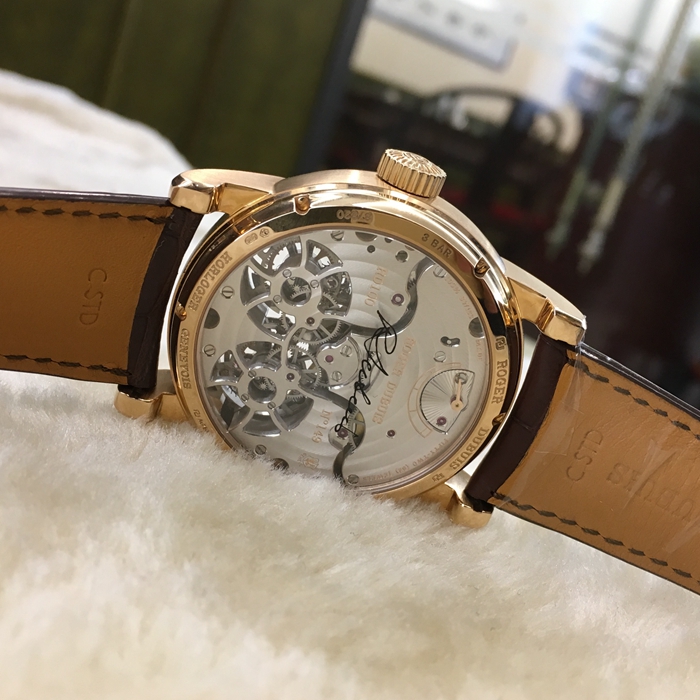 RogerDubuis 罗杰杜彼 Hommage 致敬系列，RDDBHO0563。45毫米表径，18K玫瑰金表壳，深灰圆形表盘，罗马数字时标，双陀飞轮装置。手动上弦机械机芯，动力储备50小时。专柜定价：2270000元。 全套附件齐全。