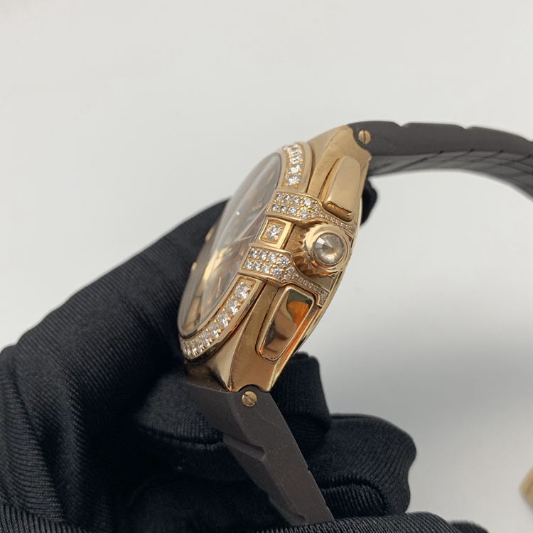Omega 欧米茄 星座系列，121.57.35.50.13.001。35毫米表径，18K玫瑰金原钻表壳，深棕色面盘，日期显示、计时功能，Cal.3313自动上弦机械机芯，动力储备52小时，专柜定价：206700元。 单表无附件。