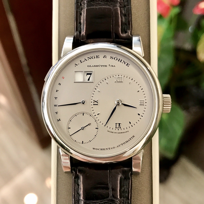 A. Lange & Sohne 朗格 LANGE 1 系列，320.025。39.5毫米表径。PT950铂金表壳，银灰色表盘，经典偏心表盘小三针。9点位置指针式星期显示，视窗式大日期显示，自动上弦机械机芯，动力储备50小时。 单表无附件。