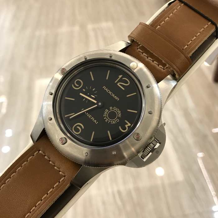 沛纳海之王EGIZIANO，PAM 00341。60毫米巨大表径，磨砂钛金属表壳，配Plexiglas树脂玻璃，双向旋转表圈。黑色表盘附夜光阿拉伯数字及小时标示。9点钟位置设小秒针。 沛纳海P.2002/7手动上链机械式机芯，8日动力储存，三个发条盒。 单表无附件。