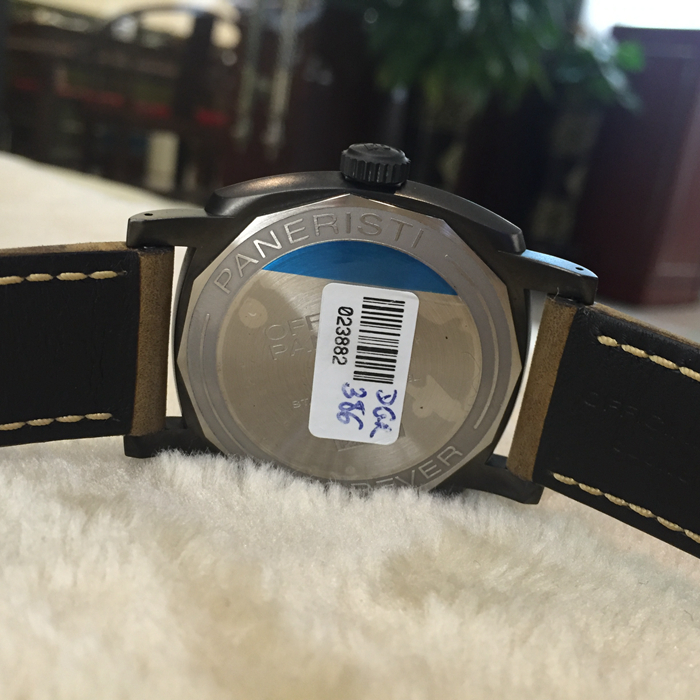 Panerai 沛纳海 RADIOMIR 1940系列，PAM00532。2013年特别限量版，限量500只。表径47毫米，表壳采用外层经DLC（仿钻结晶碳）涂层处理的精钢材质，使外观呈现黑色哑光效果。黑色表盘采用“三明治式”结构，线条极尽简洁。附夜光阿拉伯数字及小时标示。9点钟位置设小秒针，6点钟位置铭刻慢速鱼雷浮雕图案。刚玉制成蓝宝石水晶表镜。沛纳海自产 P.3000手动上链机械式机芯，两个发条盒，动力储备72小时（3日）。