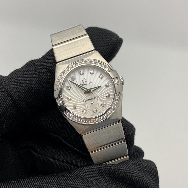 Omega 欧米茄 星座系列，123.15.24.60.55.002。24毫米表径，精钢原钻表壳，珍珠母贝面盘，镶嵌12颗钻石时标，精准石英机芯。专柜定价：43000元。 单表无附件。