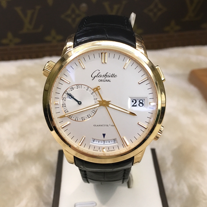 Glashutte 格拉苏蒂原创 Senator Diary 艺术与工艺系列，100-13-01-01-04，42毫米表径。采用18K玫瑰金表壳，玫瑰金时、分与滑动式秒针，银色表盘则搭载玫瑰金时标，日记式闹铃小计盘的日期显示以及6点钟位置日记式闹铃时间窗口的指示小箭头，一致采用蓝色。搭载格拉苏蒂100-13机芯，此机芯结合100-03机芯与全新杰出日记特制模块，共有600个零件（光是日记特制模块就有340个零件），除了其中的极少数，都是由格拉苏蒂表厂进行设计、制作、表面加工与精心组装。蓝宝石水晶透盖。公价293500元。 2011年巴塞尔钟表展发布创造先河的第一枚可设定长达30天内闹铃的响闹腕表。表壳两侧设置相对的两个表冠，各自具备一颗按钮。右侧的表冠与按钮负责操作3点位的大日期窗口。按住8点钟位置的按钮直到窗口内的字母变成「d」；旋转10点钟位置的表冠直到蓝色指针指到你想设定闹铃的日期。请再按一次8点钟位置的按钮，让字母变成「h」；旋转表冠，在6点钟窗口以一刻为单位从00.15到24.00选择需要设定闹铃的时间。再按一次8点钟位置的按钮让窗口变成闹铃符号（铃铛），闹铃就设定好了。当设定的日期与时间到了，闹铃就会发出响声——最久能持续80秒。 单表无附件。