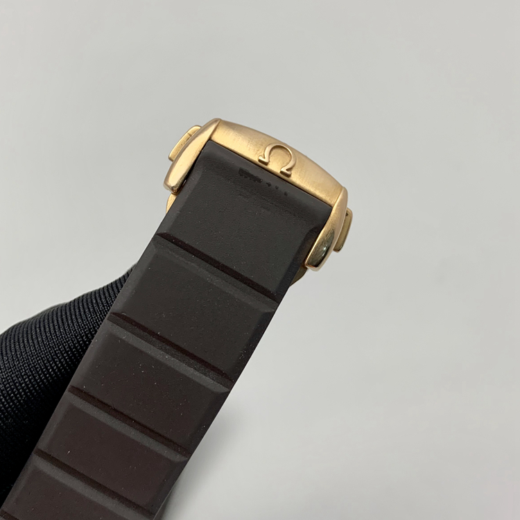 Omega 欧米茄 星座系列，121.57.35.50.13.001。35毫米表径，18K玫瑰金原钻表壳，深棕色面盘，日期显示、计时功能，Cal.3313自动上弦机械机芯，动力储备52小时，专柜定价：206700元。 单表无附件。