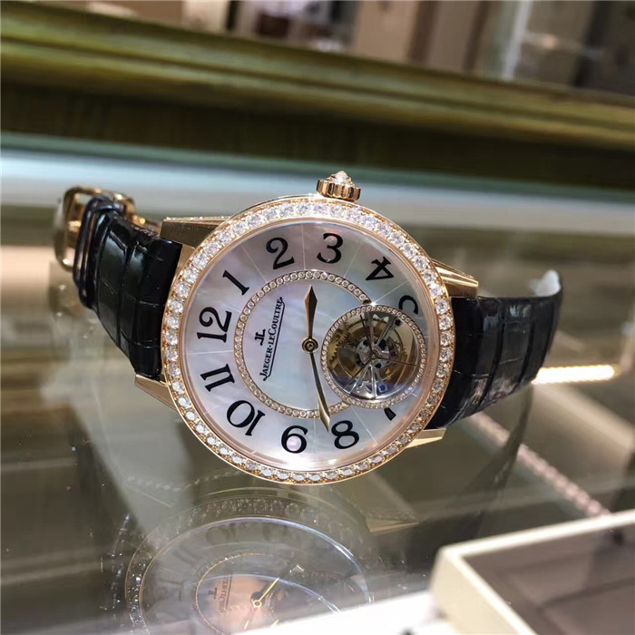 Jaeger-LeCoultre 积家约会系列，Q3412405，39毫米表径，玫瑰金原镶钻，贝母面表盘，六点位置陀飞轮装置，背透自动机械。公价625000元。 未使用品全套附件齐全。