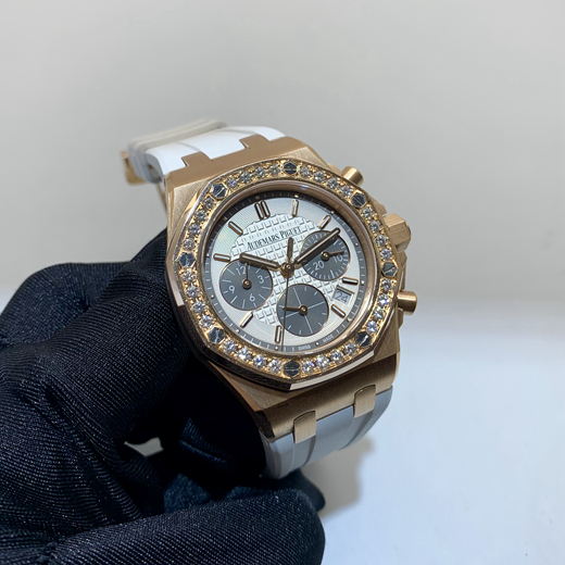 Audermars Piguet 爱彼 皇家橡树离岸型系列，26231OR.ZZ.D003CA.01。37毫米表径，18k玫瑰金?表壳，镶嵌32颗明亮形切割美钻，总重约 1.02克拉，银色表盘镌刻“Lady Tapisserie”格纹装饰，搭配灰钌色副表盘，灰钌色外表盘，玫瑰金荧光立体时标和皇家橡树指针，Cal.2385自动上弦机械机芯，动力储备40小时。专柜定价：341000元。