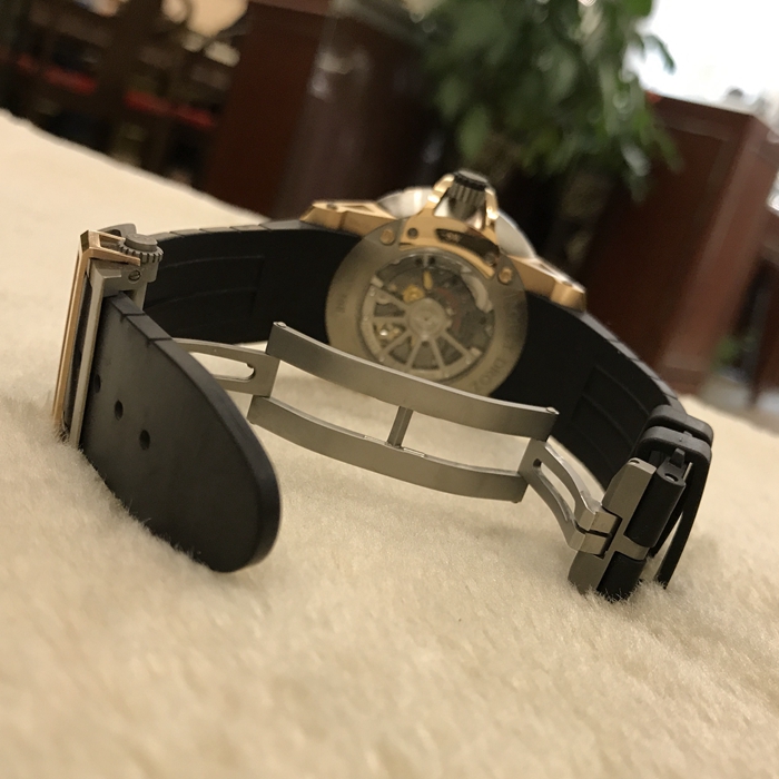 Jaquet Droz 雅克德罗大秒针运动系列，J029037440。45 毫米表径。原生碳纤维表盘，18K玫瑰金时针、分针和秒针，时标和数字5、6和7经过白色Super-LumiNova夜光处理，镀铑桥板偏心时分显示盘，大秒针子表盘。 18K玫瑰金爪饰及表耳。钛金属表冠，经橡胶铸模处理。钛金属/精钢折叠式表扣，18K玫瑰金保护装置。天然黑色橡胶表带。Jaquet Droz 2663A-S 镀钌自动上链机械机芯，双发条盒，18K白金摆陀镀钌自动上链机芯。 68小时动力储备。专柜定价：170000元。 全套附件齐全。