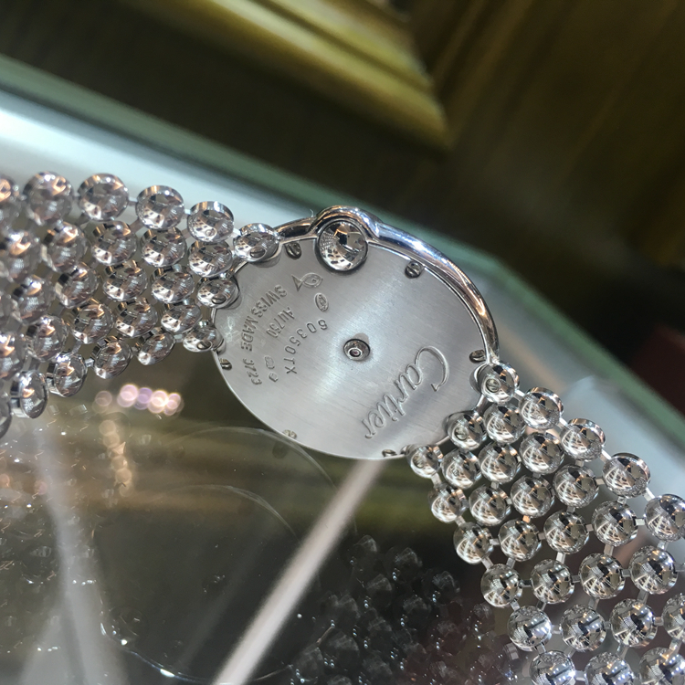 CARTIER 卡地亚 BALLON BLANC DE CARTIER系列，WE902072。30毫米表径，18K白金原钻表壳，珍珠母贝面盘，罗马数字时标，精准石英机芯，专柜定价：351000元。 单表无附件。