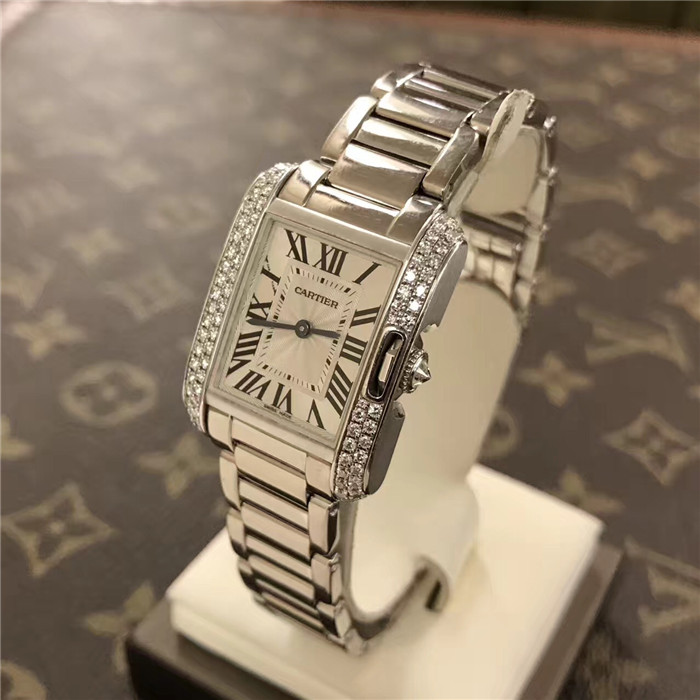 Cartier 卡地亚 Tank Anglaise 英国坦克 系列，WT100008。小号表款，30.2 x 22.7毫米表径。?18K镀铑白金表壳，镶嵌109颗明亮式切割圆钻；九角形表冠，镶嵌一颗明亮式切割圆钻，总重0.88克拉。镀银雕纹漆面表盘。剑形蓝钢指针。蓝宝石水晶镜面。18K镀铑白金表链，?精准石英机芯。专柜价格：289000元。? 单表无附件。