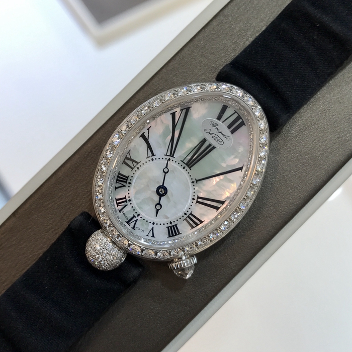 Breguet 宝玑 Reine de Naples 那不勒斯皇后系列，8928BB/51/844/DD0D。33毫米表径，18K白金原钻表壳，珍珠贝母面盘，罗马数字时标，自动上弦机械机芯，动力储备40小时。专柜定价：284200元。 单表无附件。